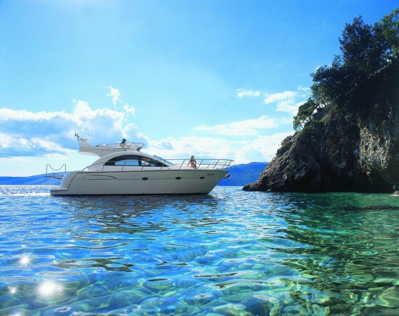 Яхта на море