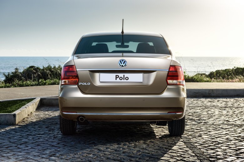 Volkswagen polo sedan сзади