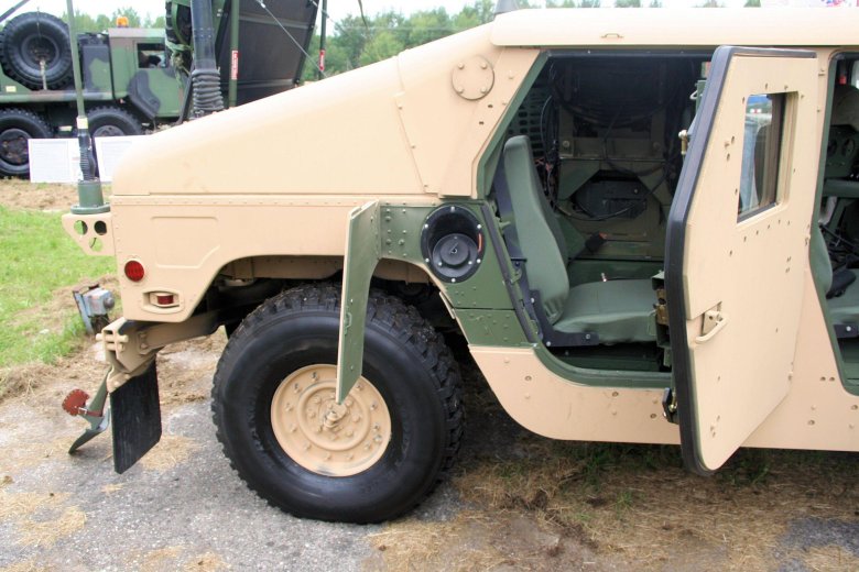 Хамви бронеавтомобиль