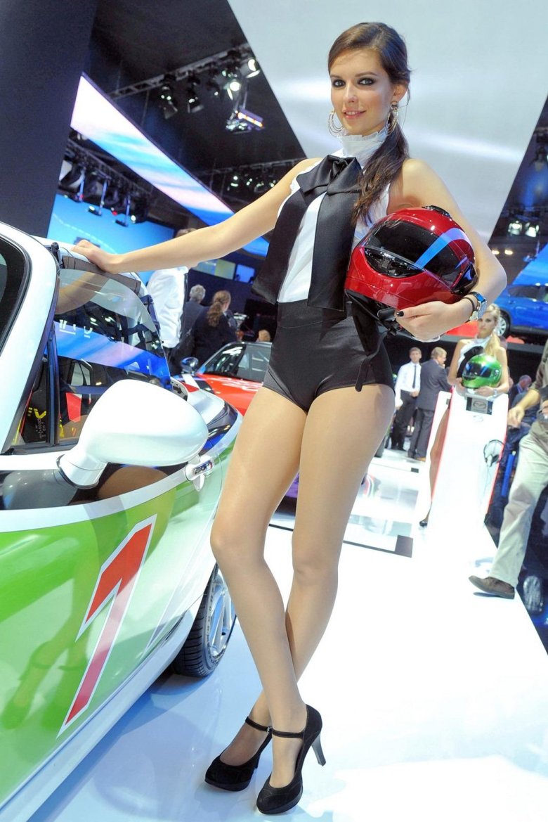 Азиатские модели девушки на выставках