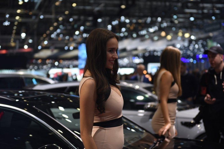 Самые красивые девушки автосалонов