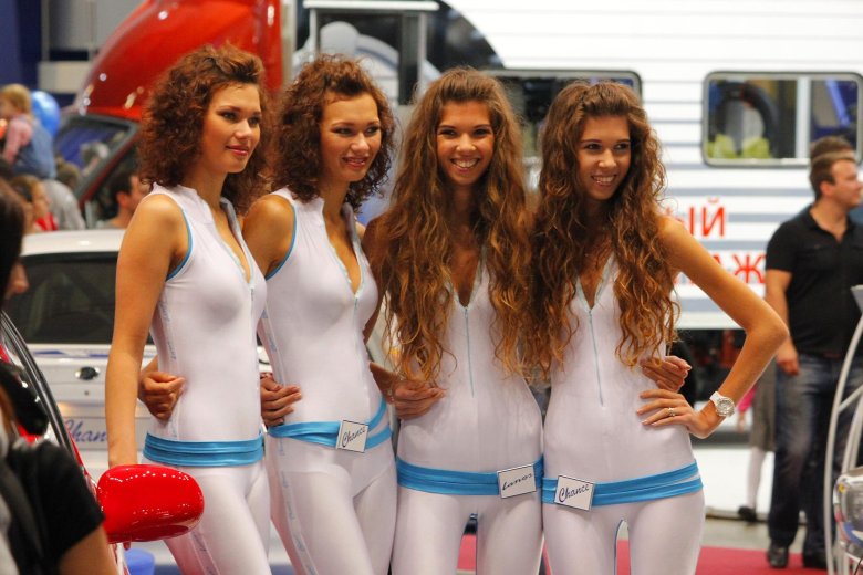 Девушка на выставке