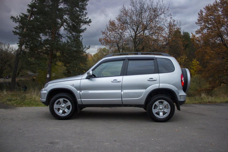 Нива шевроле серебристая