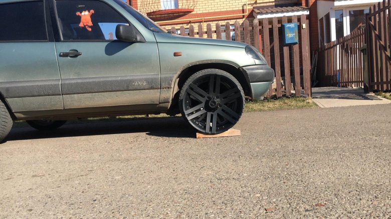 Шевроле нива на 20 колесах