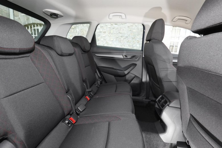 Шкода карок салон сзади