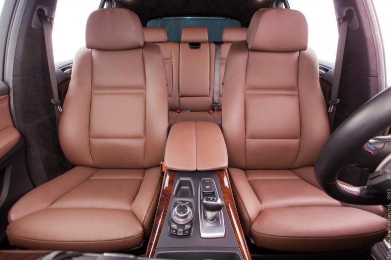 Bmw x5 e70 коричневый салон