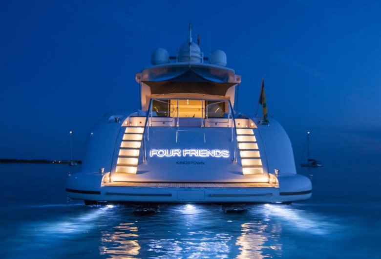 Красивая яхта