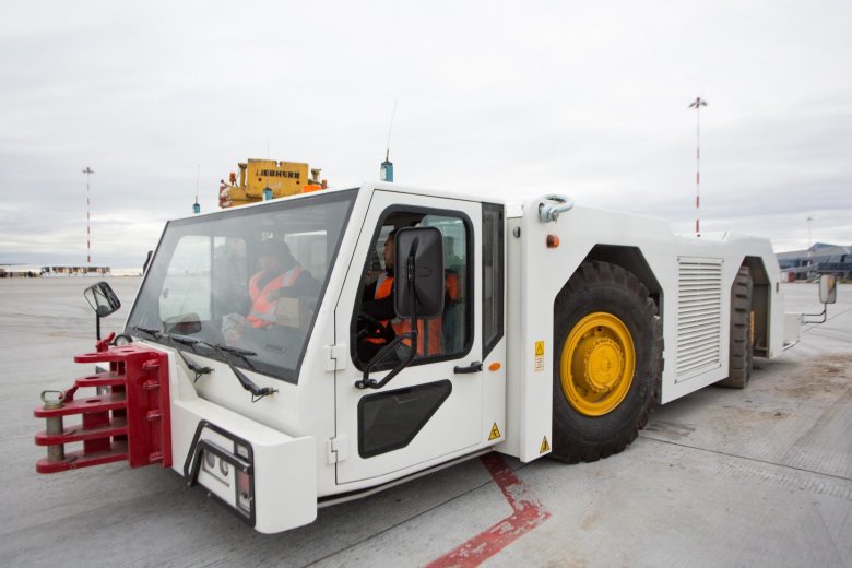 Аэродромный тягач белаз 6411