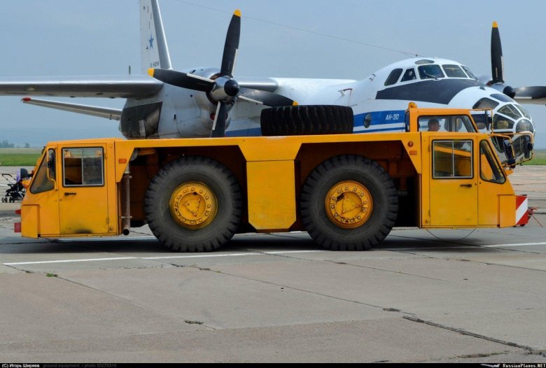 Аэродромный тягач белаз-74212