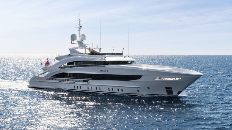 Яхта на воде