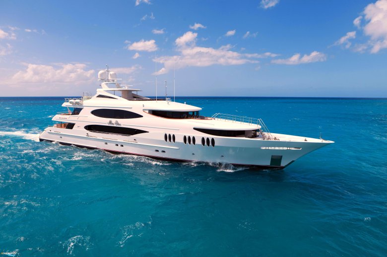 Красивая яхта