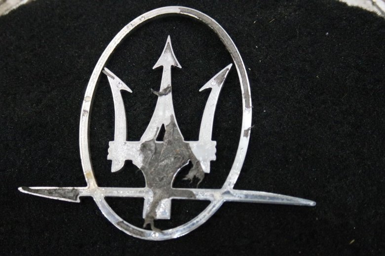 Марка значок мазерати