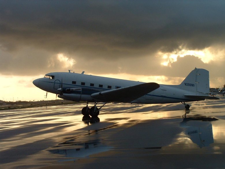 A douglas dc 3