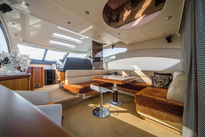 Моторная яхта