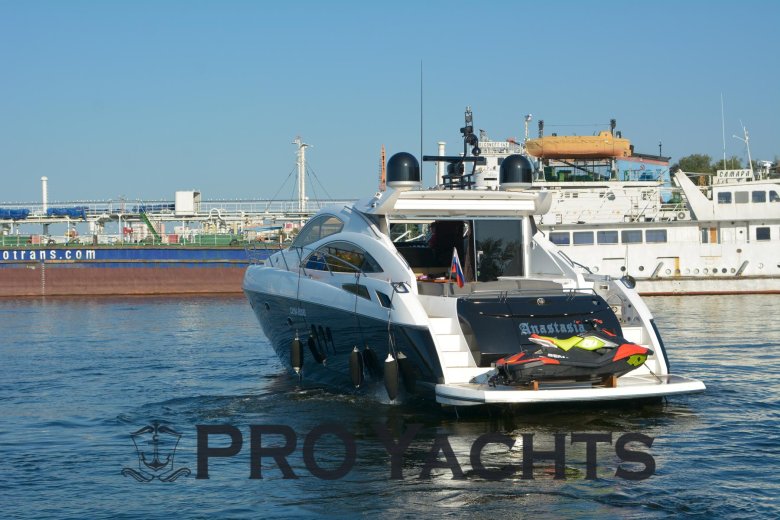 Спортивная яхта