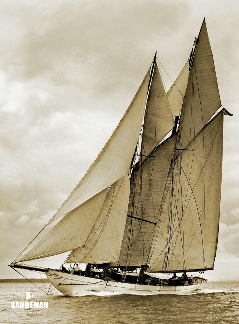 Парусная яхта ретро