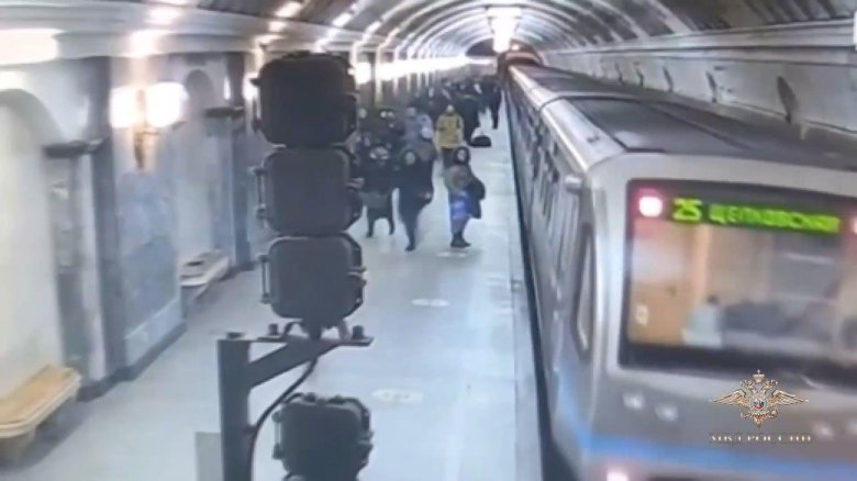 Метро москва поезд