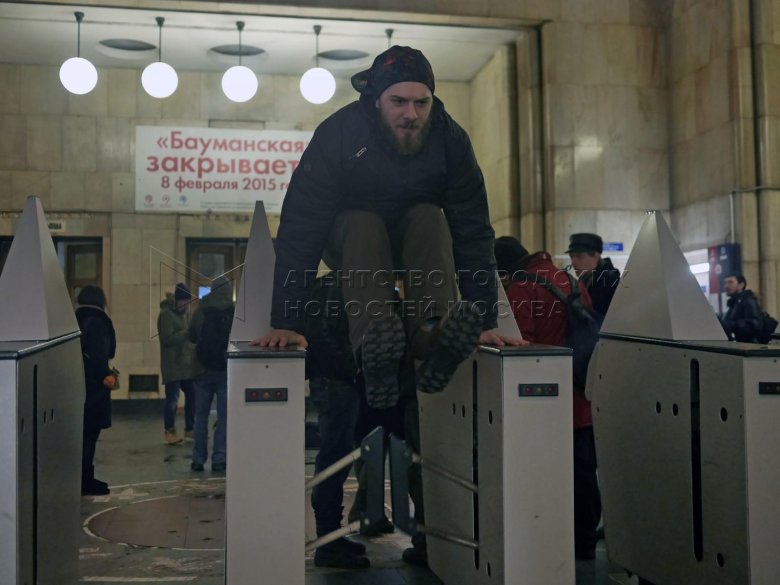 Кантемировская станция метро турникеты