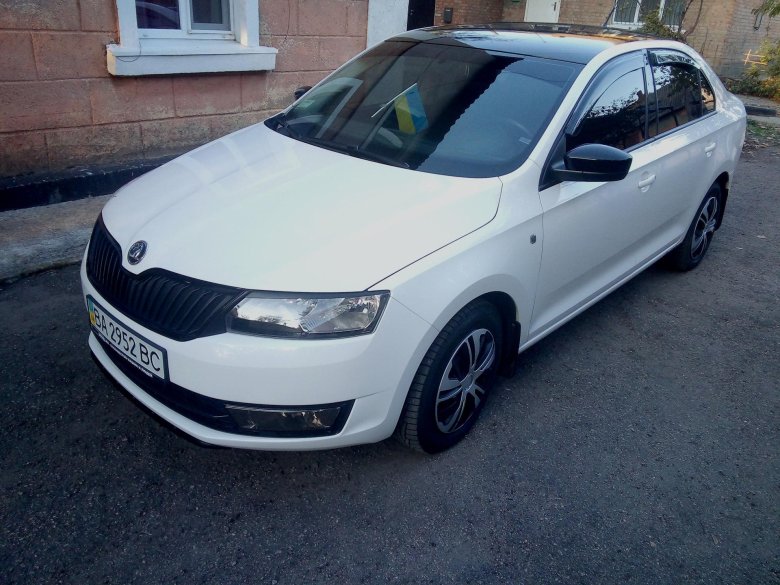 Белый шкода рапид