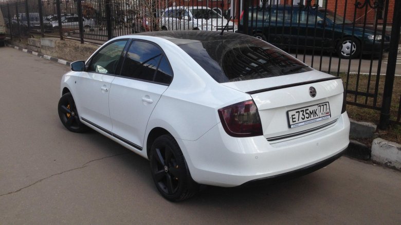 Белый skoda rapid