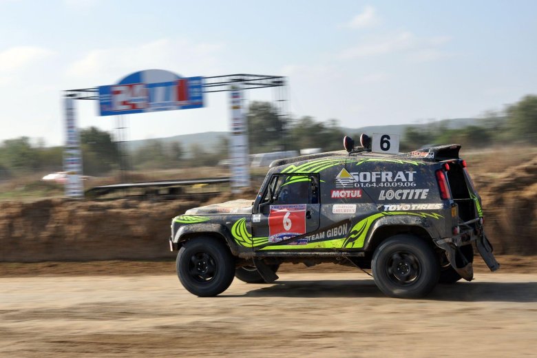 Гоночный ленд ровер