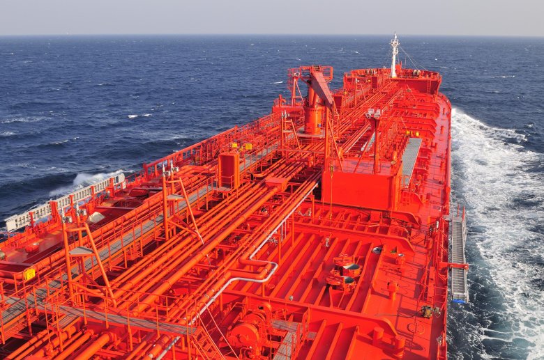 Oil/chem tanker vessel