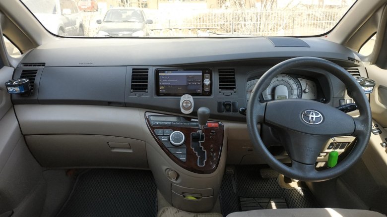 Toyota isis 2005 салон
