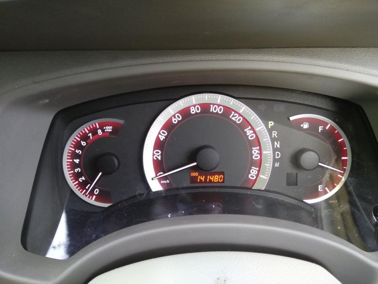 Toyota isis приборная панель