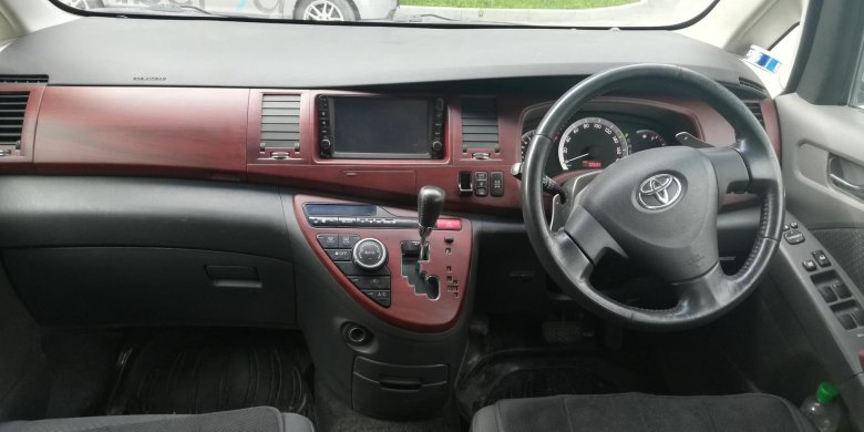 Toyota isis 2012 салон