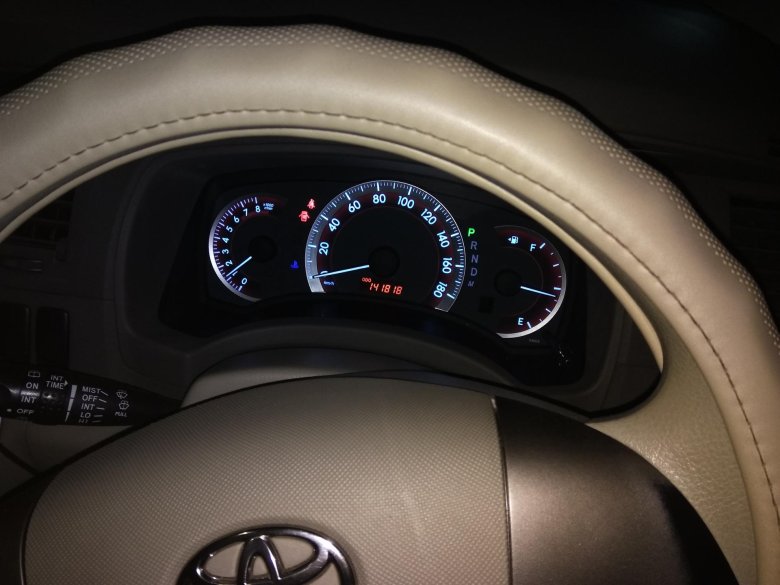 Toyota isis спидометр