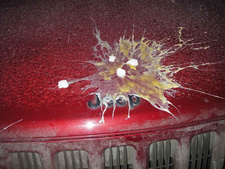 На капоте машины