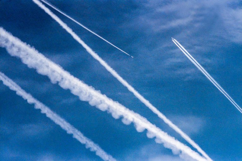 След от самолета в небе