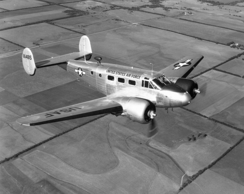 Бичкрафт самолет двухмоторный