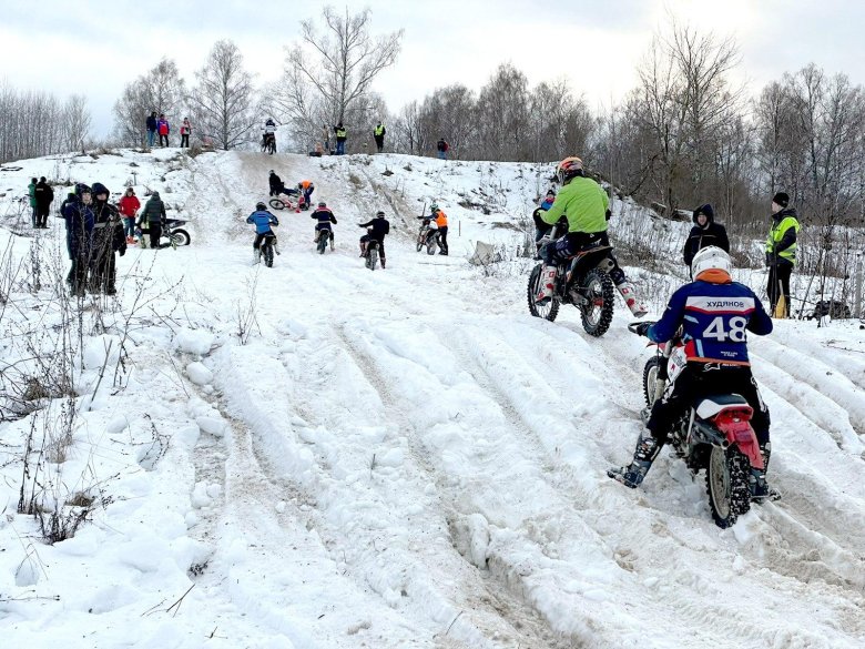 Зимний мотокросс