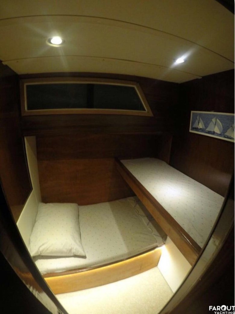 Небольшая яхта внутри