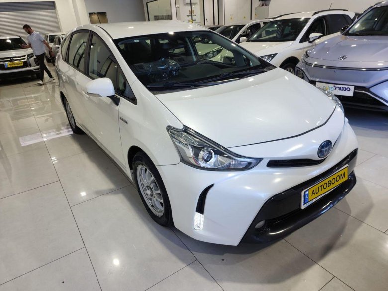 Toyota prius alpha 2016