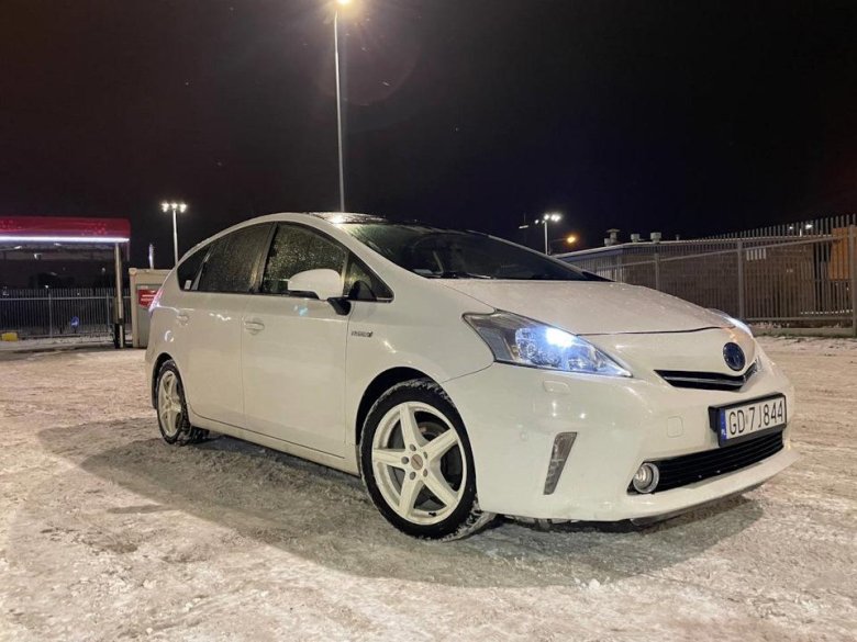 Toyota prius alpha 2011