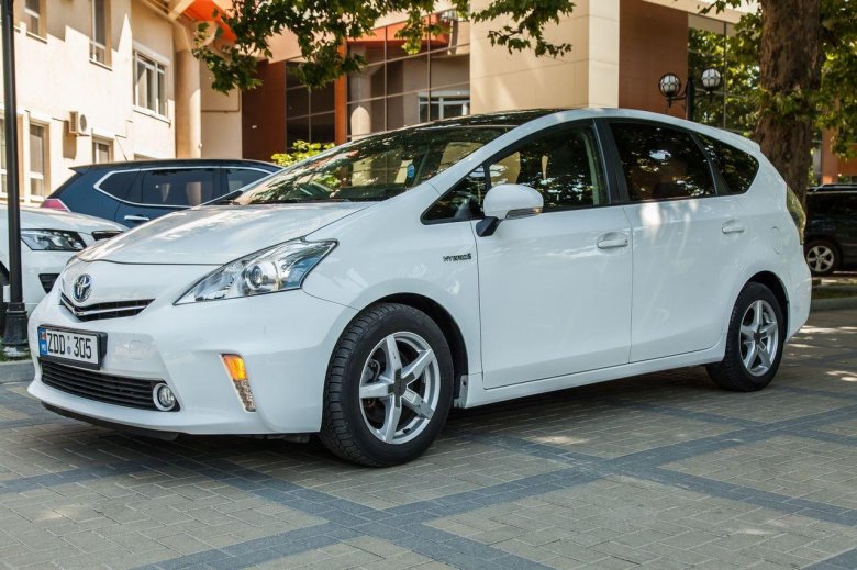 Toyota prius alpha 2013