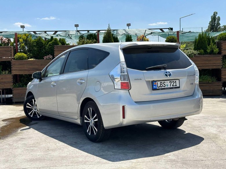 Toyota prius alpha 2015