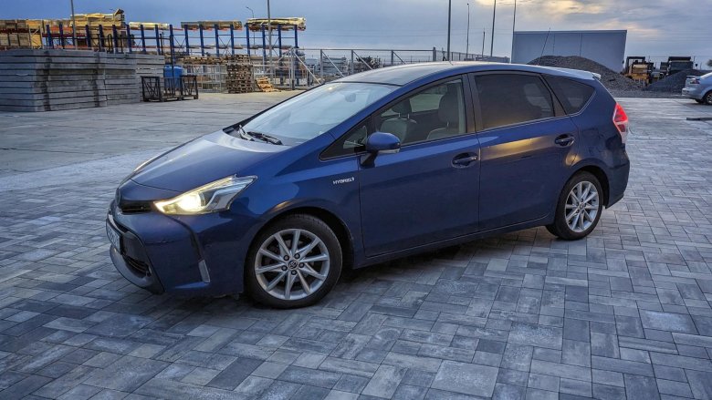 Toyota prius alpha 2016