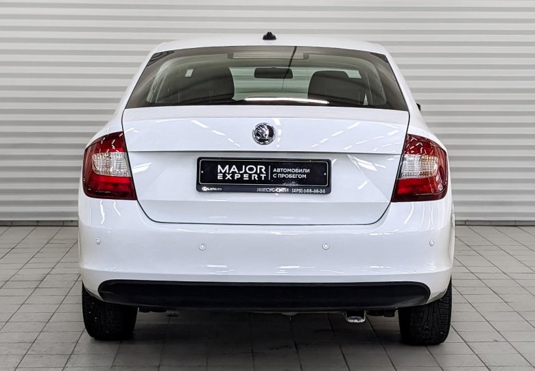 Белый шкода рапид