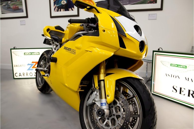 Мотоцикл дукати желтый