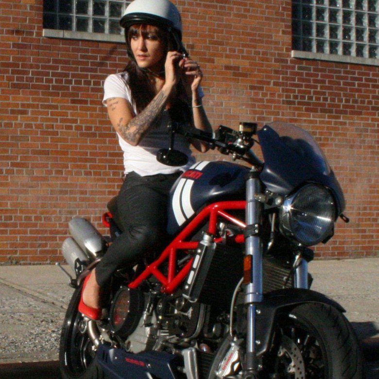 Ducati monster девушка