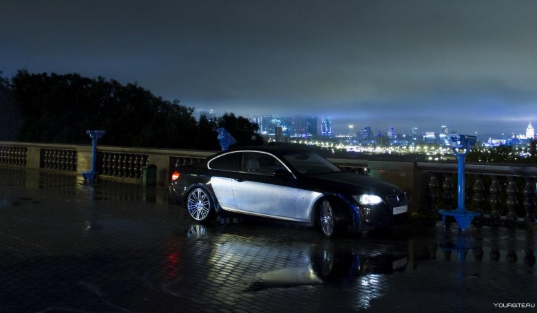 Автомобиль в ночном городе