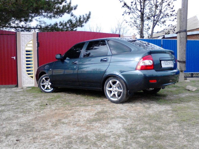 Лада приора хэтчбек серорзелёная