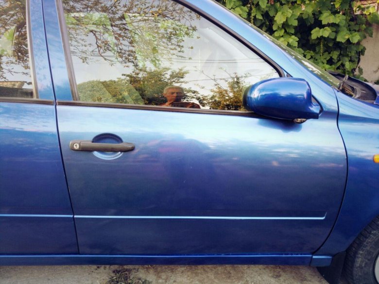 Дверь автомобиля