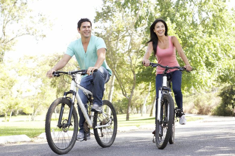 Мужчина и женщина на велосипеде