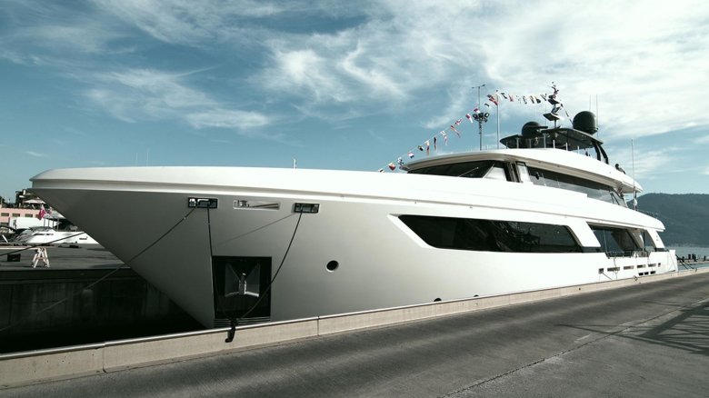 Maxi yacht