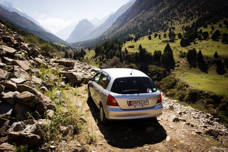 Машина в горах