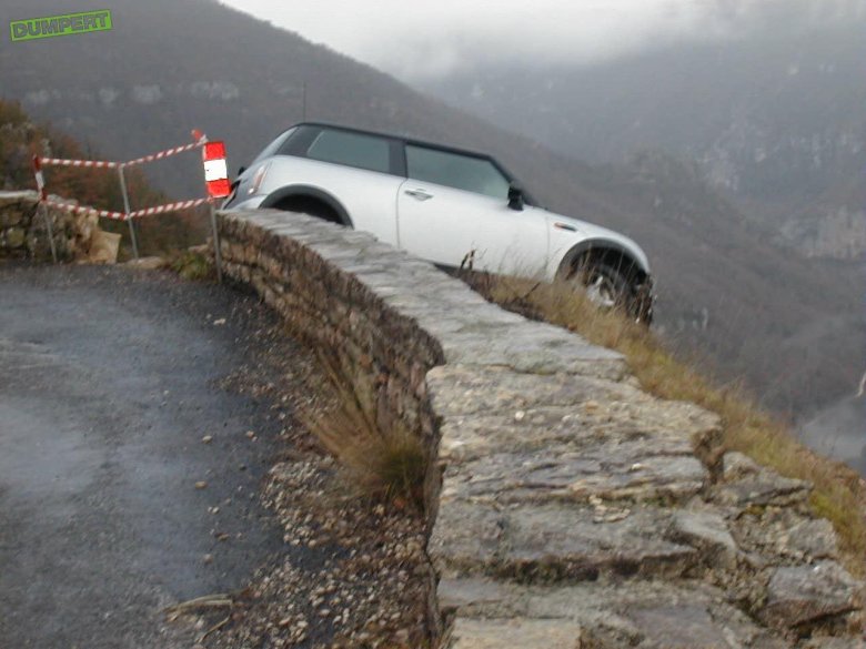 Машина на обрыве